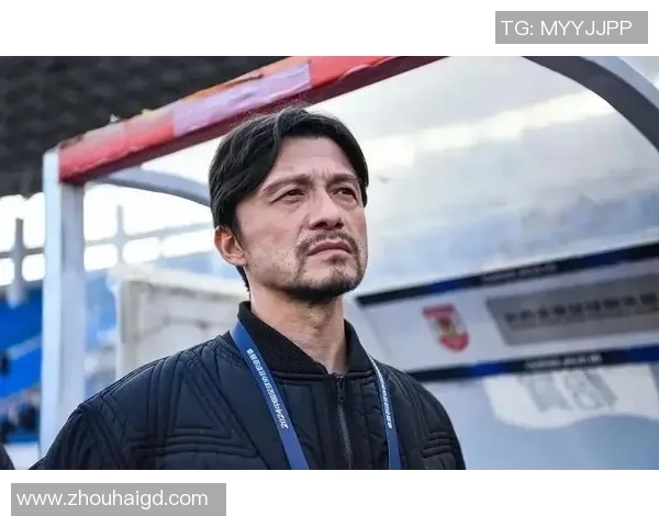 谦逊的足球明星背后的故事与成就解析