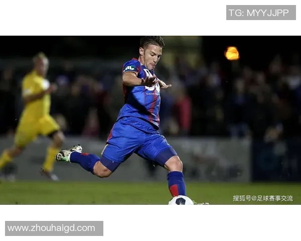 足球明星双手指天庆祝胜利展现激情与梦想的瞬间